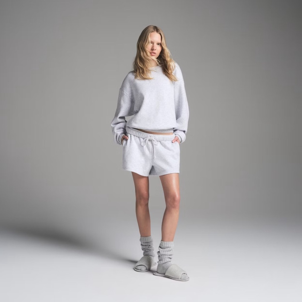 SKIMS FLEECE LOUNGE CREWNECK in LIGHT HEATHER GREY